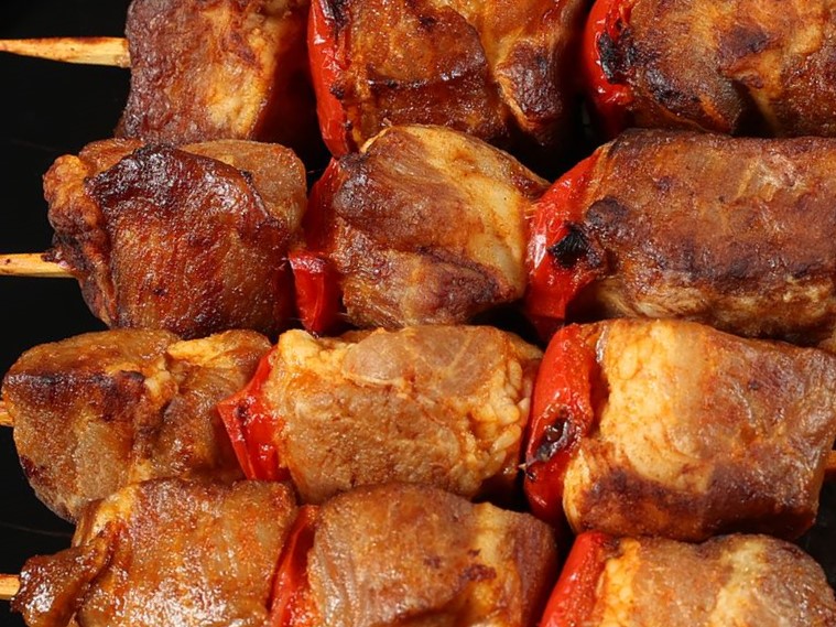 Мини-шашлычки из шейки