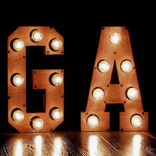 Деревянные буквы с лампочками