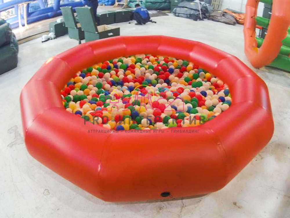 красный бассейн с шариками