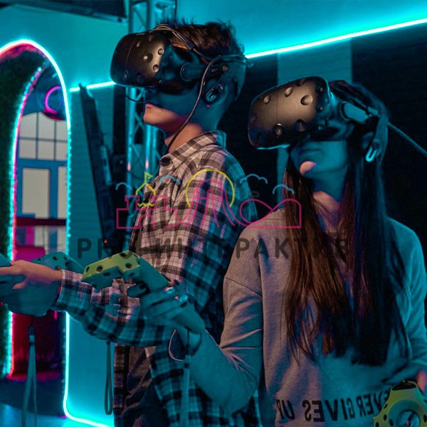 Компьютерный клуб с очками виртуальной реальности