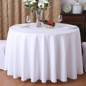 Прямоугольный стол с белой скатертью